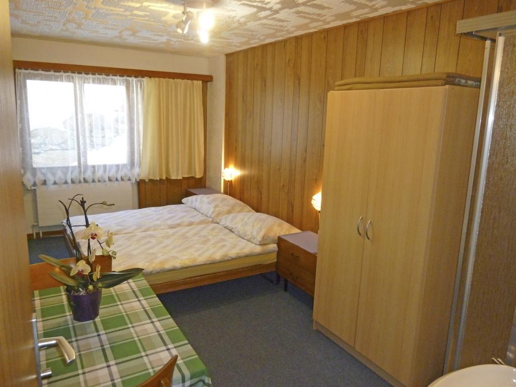 Pension Schoenblick Saas-Grund Chambre photo
