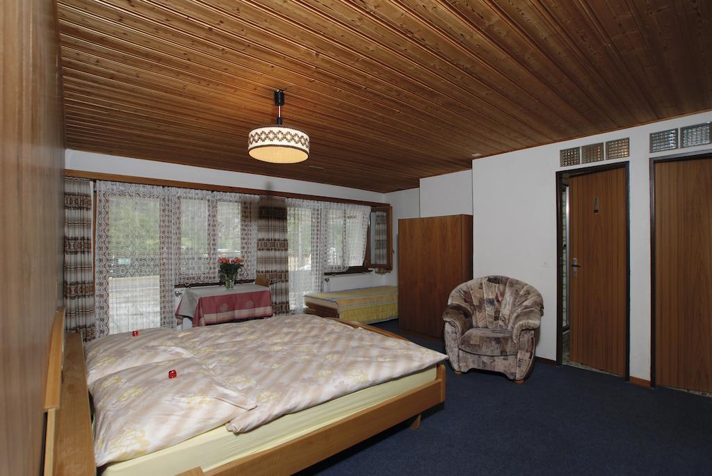 Pension Schoenblick Saas-Grund Chambre photo